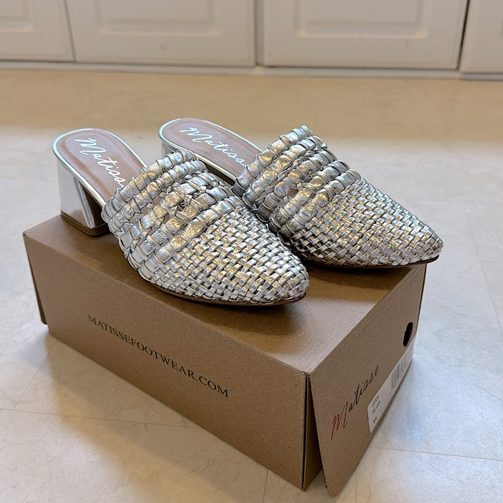 Matisse Lexie silver woven mule. Size 6